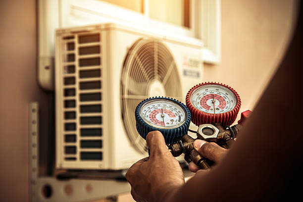 Professional Ac Installation technician working in Hampton, NY